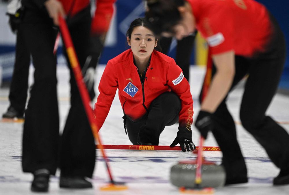 足球欧冠决赛将首次引入AI裁判辅助系统